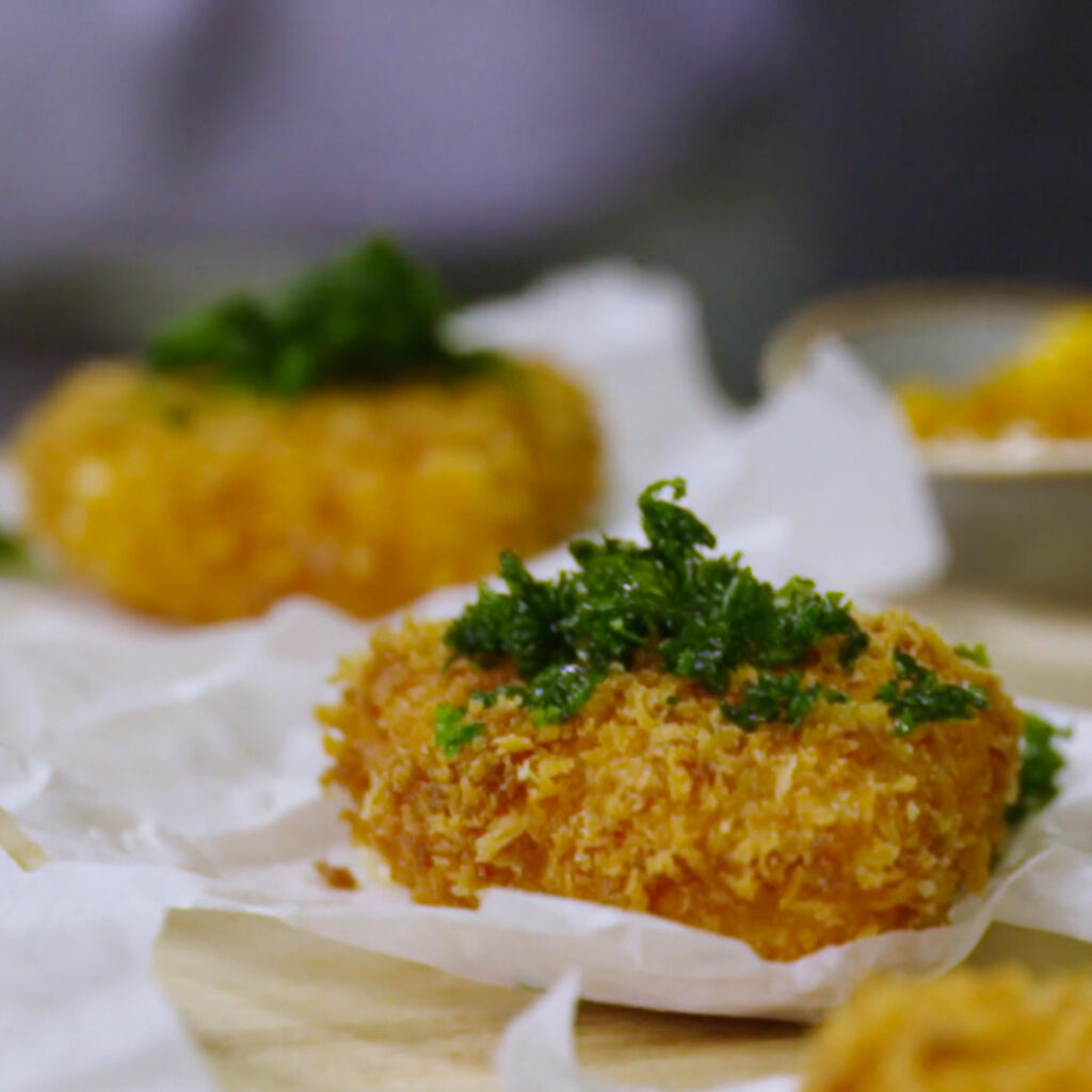 Mandelkaka med rabarber,jordgubbar & glass,efterrätter recept,efterrätt midsommar Västerbottensost®