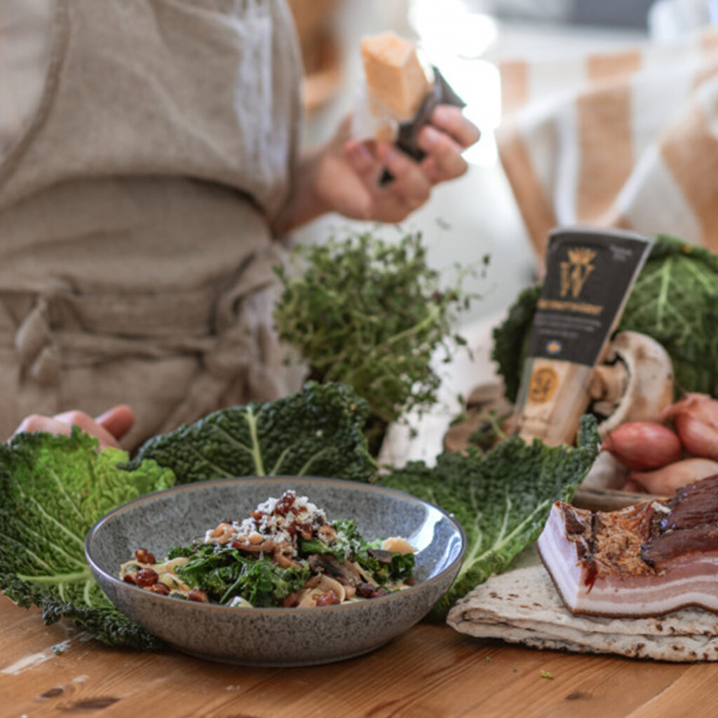 Mandelkaka med rabarber,jordgubbar & glass,efterrätter recept,efterrätt midsommar Västerbottensost®