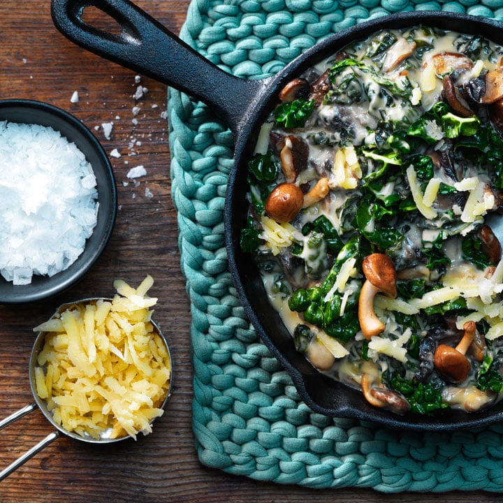 Mandelkaka med rabarber,jordgubbar & glass,efterrätter recept,efterrätt midsommar Västerbottensost®