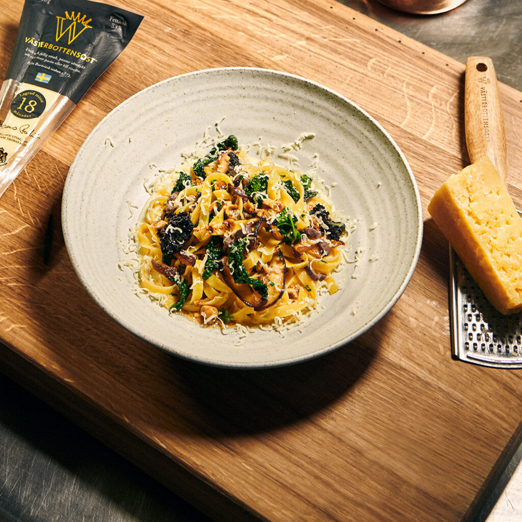 Mandelkaka med rabarber,jordgubbar & glass,efterrätter recept,efterrätt midsommar Västerbottensost®