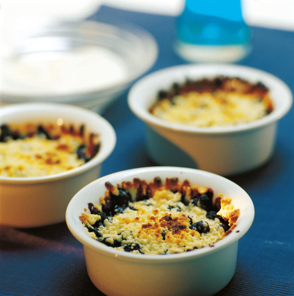 Mandelkaka med rabarber,jordgubbar & glass,efterrätter recept,efterrätt midsommar Västerbottensost®