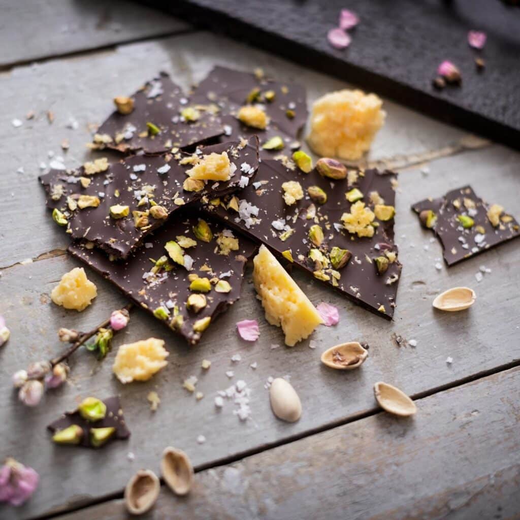 Mandelkaka med rabarber,jordgubbar & glass,efterrätter recept,efterrätt midsommar Västerbottensost®