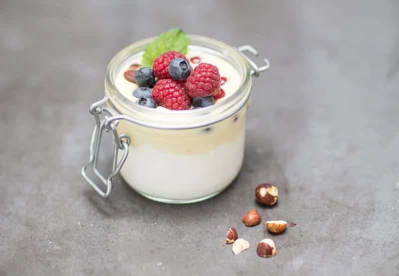 Mandelkaka med rabarber,jordgubbar & glass,efterrätter recept,efterrätt midsommar Västerbottensost®