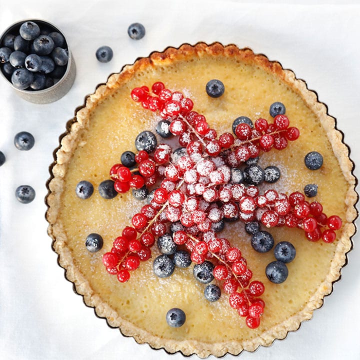 Mandelkaka med rabarber,jordgubbar & glass,efterrätter recept,efterrätt midsommar Västerbottensost®