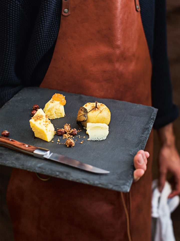 Mandelkaka med rabarber,jordgubbar & glass,efterrätter recept,efterrätt midsommar Västerbottensost®